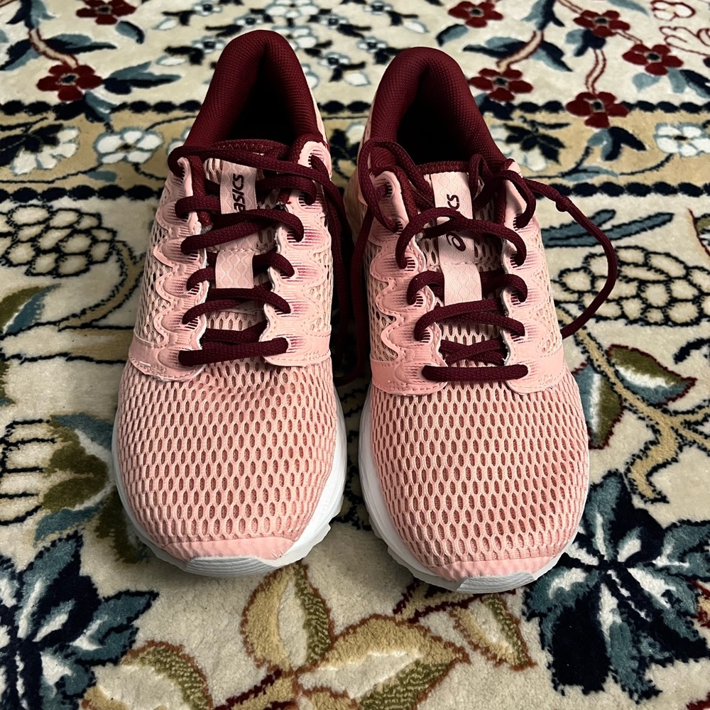 ASICS Women’s Size 8 Running Shoes. NEW